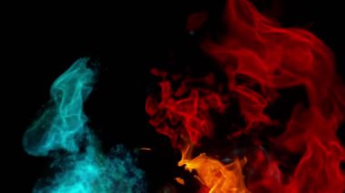 Siyah arka planda izole edilmiş çok yavaş renkli ateş patlamaları. Yüksek hızlı kamera, 1000 fps.