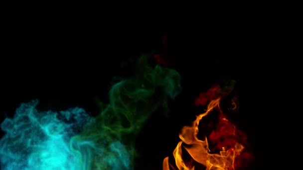 Siyah Arka Planda Izole Edilmiş Çok Yavaş Renkli Ateş Patlamaları — Stok video