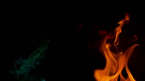 Сверхмедленное Движение Цветных Огненных Струй Изолированных Черном Фоне Съемка Высокой — стоковое видео