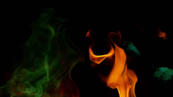 Super Powolny Ruch Kolorowych Wybuchów Ognia Odizolowanych Czarnym Tle Nagrywane — Wideo stockowe