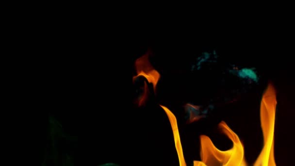 Super Zeitlupe Farbiger Feuerstrahlen Isoliert Auf Schwarzem Hintergrund Gefilmt Mit — Stockvideo