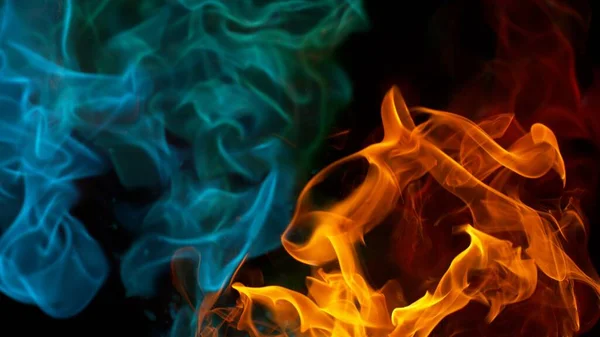 黒色の背景に分離された抽象的な色の混合炎 現実的な化学火災の爆発 — ストック写真