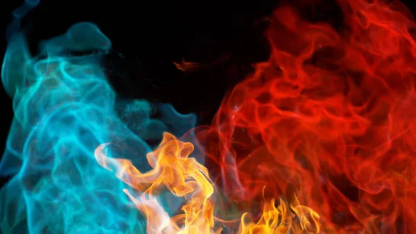 黒色の背景に分離された抽象的な色の混合炎 現実的な化学火災の爆発 — ストック写真