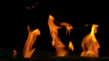 Siyah arka planda ateş olan boş ızgara ızgarasının süper yavaş çekimleri. Yüksek hızlı sinema kamerası, 1000 fps.