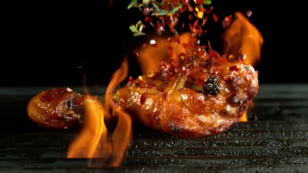 Super Slow Motion Cadere Zampe Pollo Sulla Griglia Con Fuoco — Video Stock