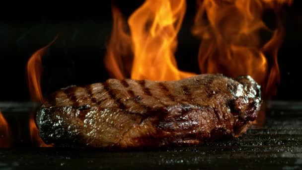 Super Slow Motion Van Biefstuk Grill Met Vuur Geïsoleerd Zwarte — Stockvideo