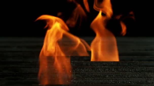 Super Slow Motion Empty Grill Grid Fire Black Background Filmed — Stock Video