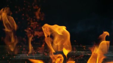 Siyah arka planda ateş olan boş ızgara ızgarasının süper yavaş çekimleri. Yüksek hızlı sinema kamerası, 1000 fps.