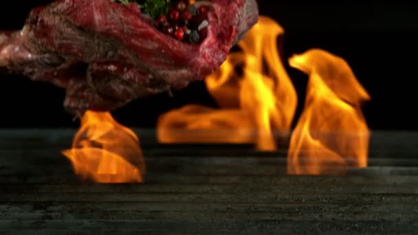 Super Zeitlupe Von Rindfleisch Steak Fallen Auf Grill Mit Feuer — Stockvideo
