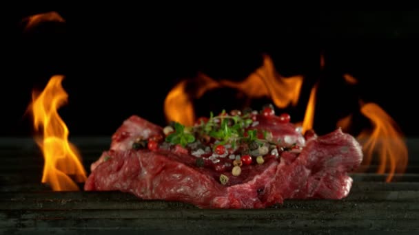 Super Zpomalený Pohyb Hovězího Steaku Grilu Podzimním Kořením Černé Pozadí — Stock video