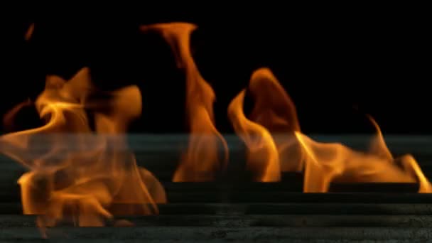 黒の背景に火で空のグリルグリッドの超スローモーション 高速フィルムカメラで撮影しました — ストック動画
