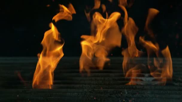 Super Slow Motion Empty Grill Grid Fire Black Background Filmed — Stock Video