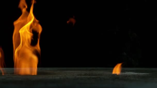 Σούπερ Αργή Κίνηση Του Κενού Πλέγμα Σχάρα Φωτιά Μαύρο Φόντο — Αρχείο Βίντεο