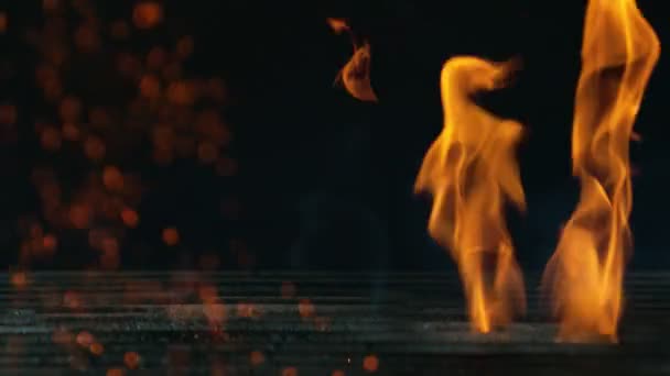 黒の背景に火で空のグリルグリッドの超スローモーション 高速フィルムカメラで撮影しました — ストック動画