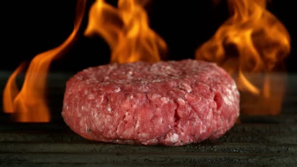 Super Powolny Ruch Spadającego Steku Hamburgera Grillu Nagrywane Szybkim Aparacie — Wideo stockowe