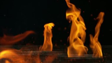 Siyah arka planda ateş olan boş ızgara ızgarasının süper yavaş çekimleri. Yüksek hızlı sinema kamerası, 1000 fps.