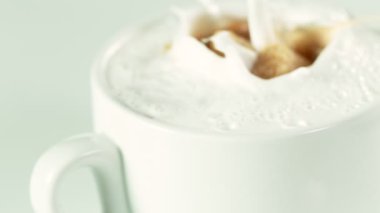 Kahveyi bardağa detaylıca doldurmanın süper yavaş çekimi. Yüksek hızlı sinema kamerası, 1000fps