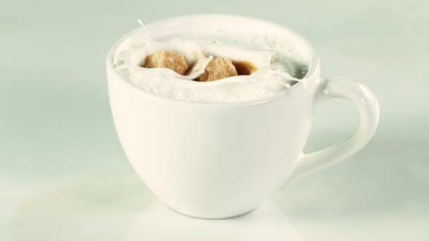 Super Zeitlupe Des Einfüllens Von Kaffee Tasse Detail Gefilmt Mit — Stockvideo