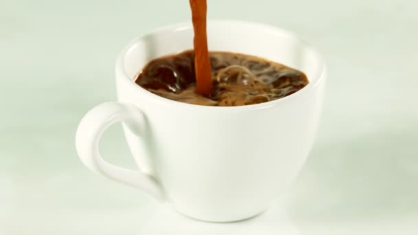 Super Zpomalený Pohyb Nalévání Kávy Šálku Izolované Bílém Pozadí Natočeno — Stock video