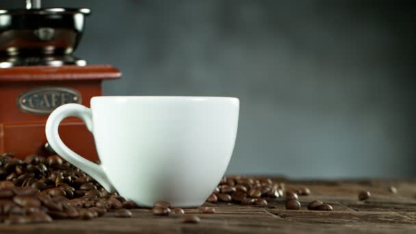 Szuper Lassított Felvétel Kávé Csészébe Öntéséről Fénymásolási Hellyel Filmre Véve — Stock videók