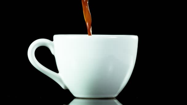 Super Zeitlupe Des Einfüllens Von Kaffee Tasse Isoliert Auf Schwarzem — Stockvideo
