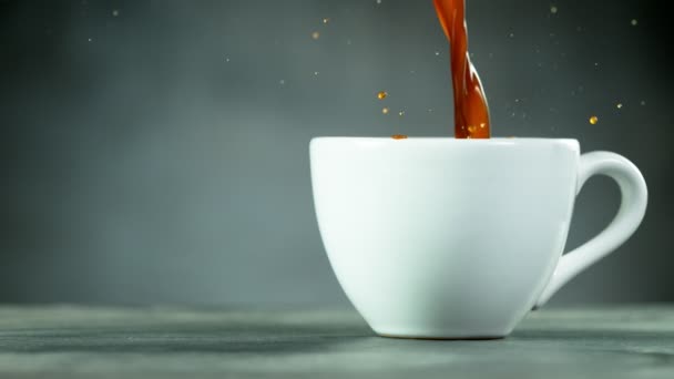 把咖啡倒入有仿制空间的杯子中的超级慢动作 用高速摄像机拍摄 每秒1000英尺 — 图库视频影像