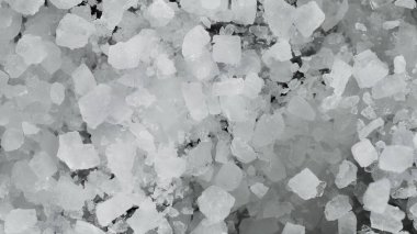 Siyah arka planda ezilmiş buz patlaması. Uçan buz parçalarının hareketlerini dondur.