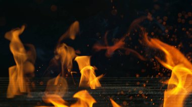 Siyah Arkaplan 'da izole edilmiş, boş ızgaranın ızgarası.