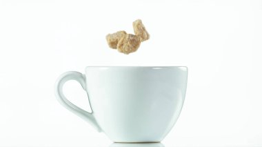 Kahverengi bastonlu bir fincan, beyaz arka planda izole edilmiş.