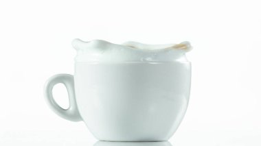 Beyaz arka planda izole edilmiş, büyük bir fincan kahve.