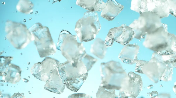 Explosión Hielo Aplastado Sobre Fondo Azul Congelar Movimiento Trozos Hielo —  Fotos de Stock