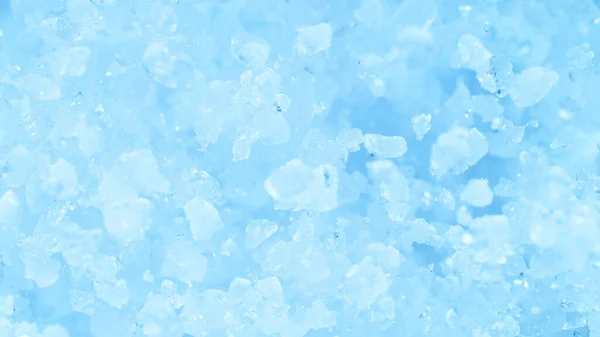 Crushed Ice Explosion Auf Blauem Hintergrund Gefrierbewegung Fliegender Eisstücke — Stockfoto