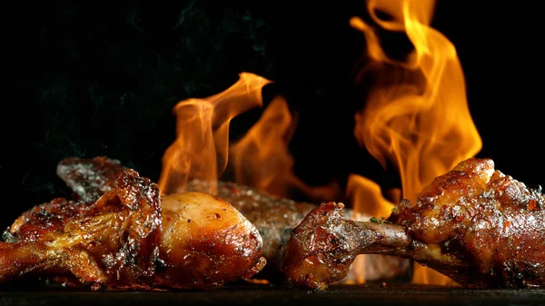 Csirkehúsdarabok Grillen Grillrácsra Tűzzel Helyezett Lábak Szárnyak Húsa Fekete Háttér — Stock Fotó