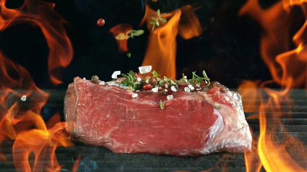 Syrový Hovězí Steak Grilu Vepřové Maso Umístěné Grilu Ohněm Černé — Stock fotografie