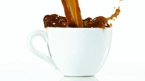 Una Tazza Con Una Grande Spruzzata Caffè Isolata Sfondo Bianco — Foto Stock