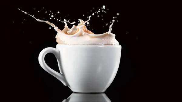 Eine Tasse Mit Einem Großen Spritzer Kaffee Isoliert Auf Schwarzem — Stockfoto