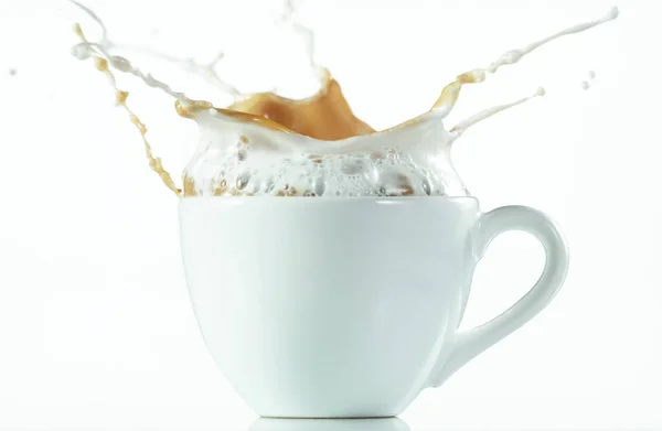 Una Tazza Con Una Grande Spruzzata Caffè Isolata Sfondo Bianco — Foto Stock