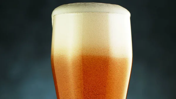 冷たい薄いビールのウェットパイントの閉じる ガラスの上部 暗い背景 — ストック写真