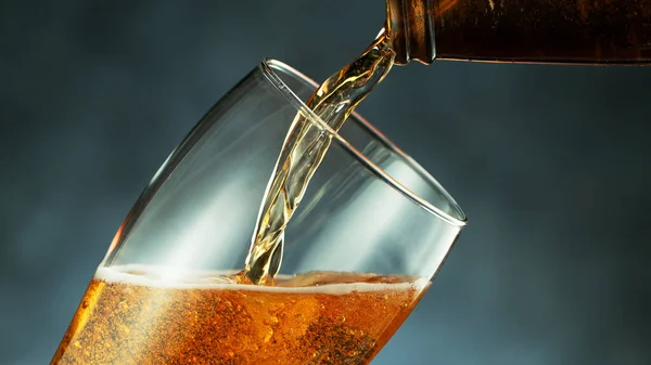 Bier Aus Der Flasche Ein Glas Auf Grauem Hintergrund Gießen — Stockfoto