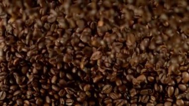 Düşen kahve çekirdeklerinin süper yavaş çekimi. Yüksek hızlı sinema kamerası, 1000 fps..