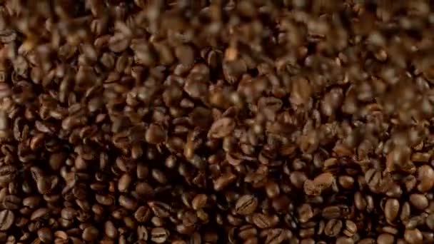 Super Langzame Beweging Van Vallende Koffiebonen Gefilmd Hoge Snelheid Bioscoop — Stockvideo