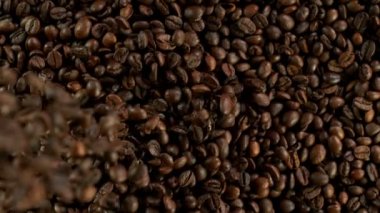 Düşen kahve çekirdeklerinin süper yavaş çekimi. Yüksek hızlı sinema kamerası, 1000 fps..
