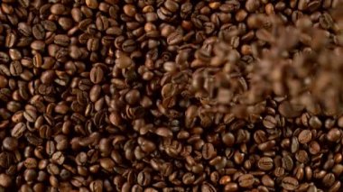 Düşen kahve çekirdeklerinin süper yavaş çekimi. Yüksek hızlı sinema kamerası, 1000 fps..