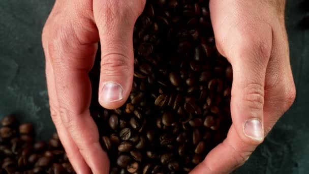 Superzeitlupe Männlicher Hände Die Kaffeebohnen Einschenken Gefilmt Mit High Speed — Stockvideo