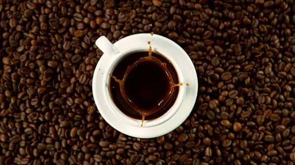 Zuhanó Cukornád Egy Csésze Forró Kávé Nagy Látószögből Csendélet Egy — Stock Fotó