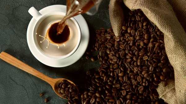 Einschenken Einer Tasse Heißen Kaffees Hoher Blickwinkel Stilllebensszene Aus Stapel — Stockfoto