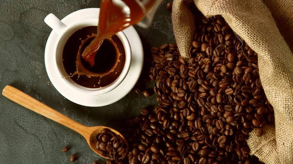 Einschenken Einer Tasse Heißen Kaffees Hoher Blickwinkel Stilllebensszene Aus Stapel — Stockfoto