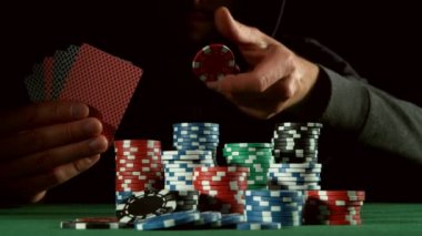 Poker oyuncusunun çipi kameraya doğru fırlatması çok yavaş bir hareket. Yüksek hızlı sinema kamerası, 1000fps.