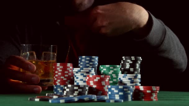Movimento Super Lento Jogador Poker Jogando Cartas Direção Câmera Filmado — Vídeo de Stock