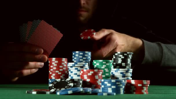 Сверхмедленное Движение Игрока Покер Бросающего Фишку Сторону Камеры Съемки Камеру — стоковое видео